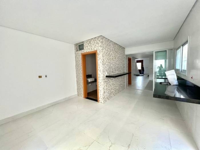 Casa à venda com 4 quartos, 187m² - Foto 1