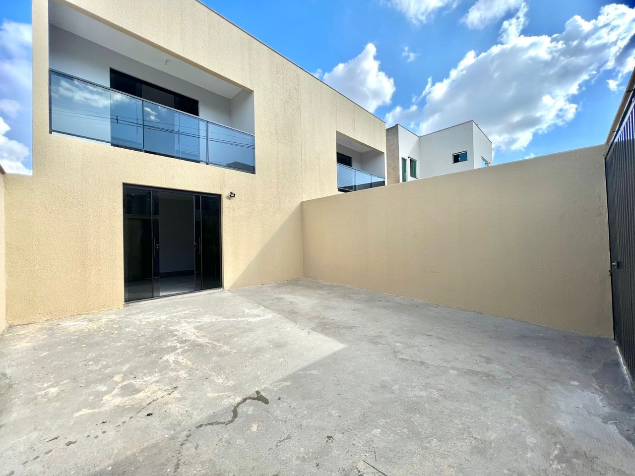 Casa à venda com 3 quartos, 250m² - Foto 1