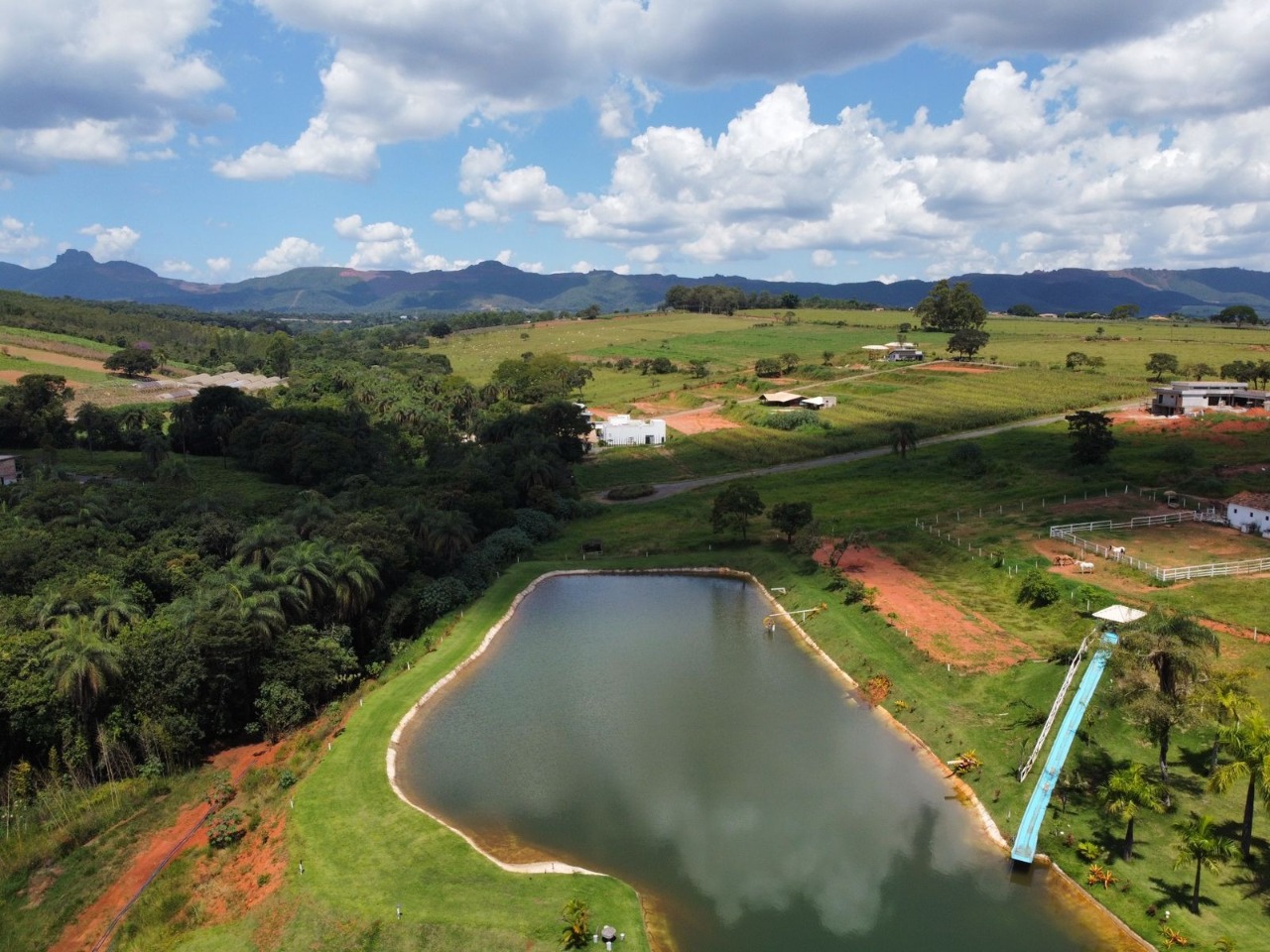 Chácara à venda com 3 quartos, 200m² - Foto 2