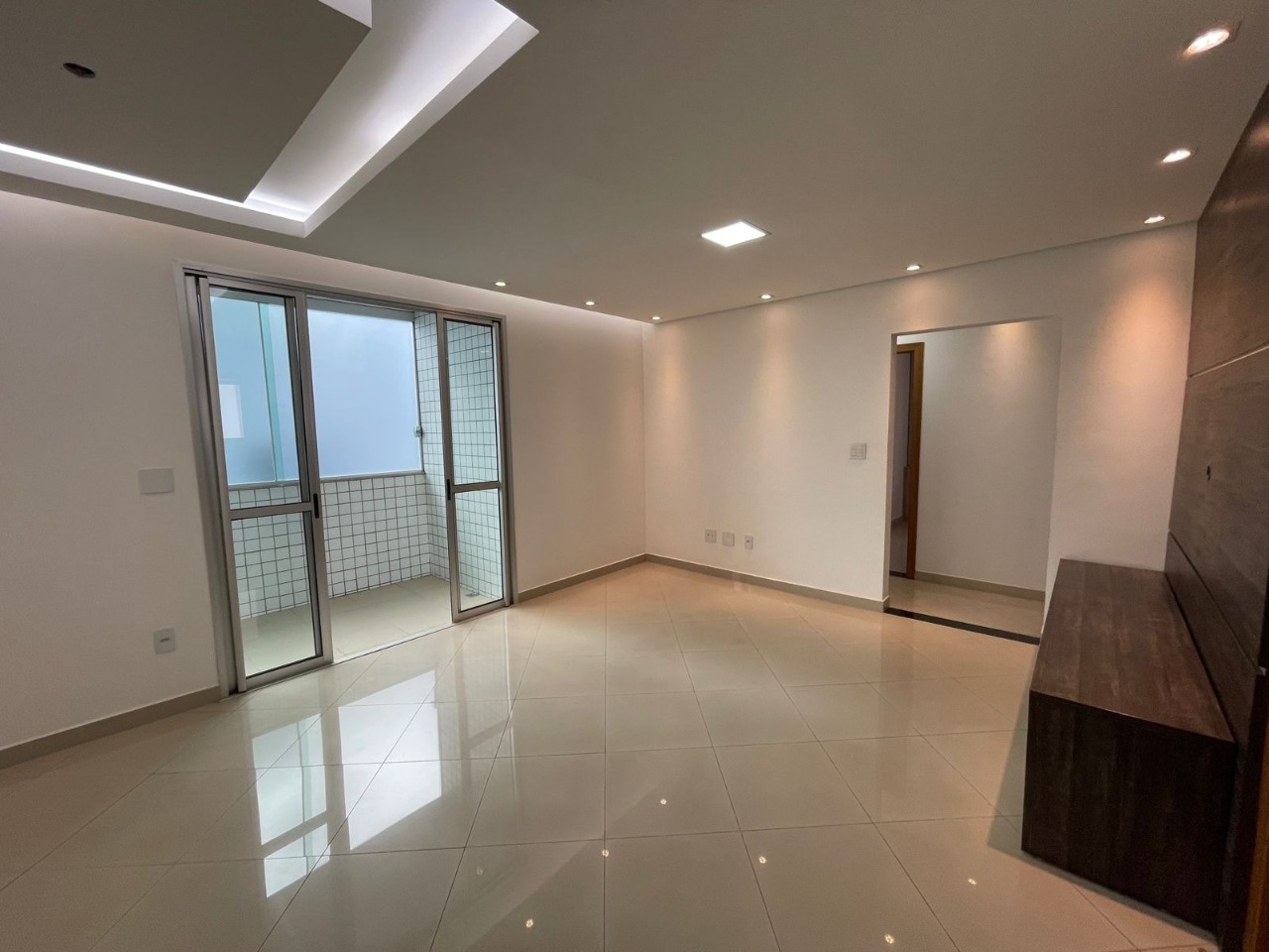 Apartamento à venda com 3 quartos, 95m² - Foto 2