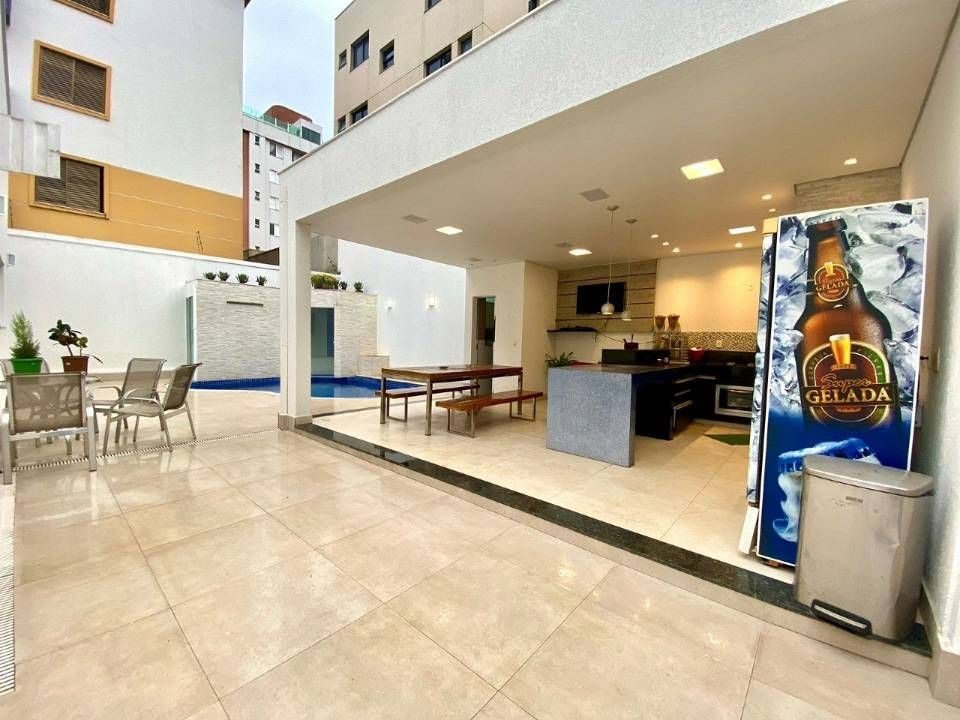 Casa à venda com 5 quartos, 266m² - Foto 1