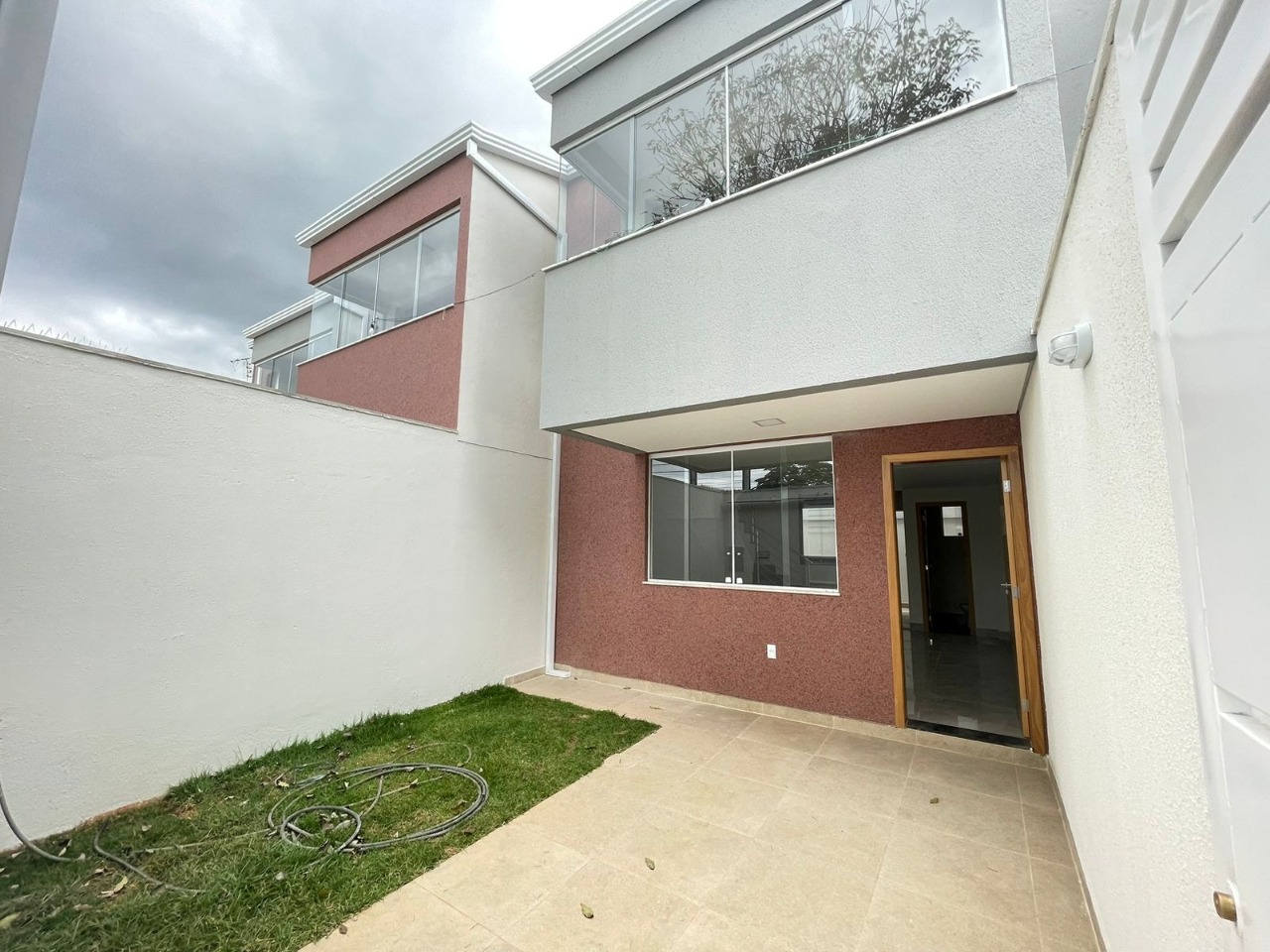 Casa à venda com 3 quartos, 106m² - Foto 1