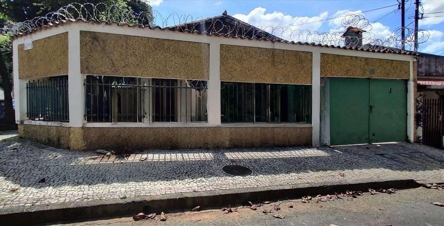 Casa à venda com 3 quartos, 300m² - Foto 1