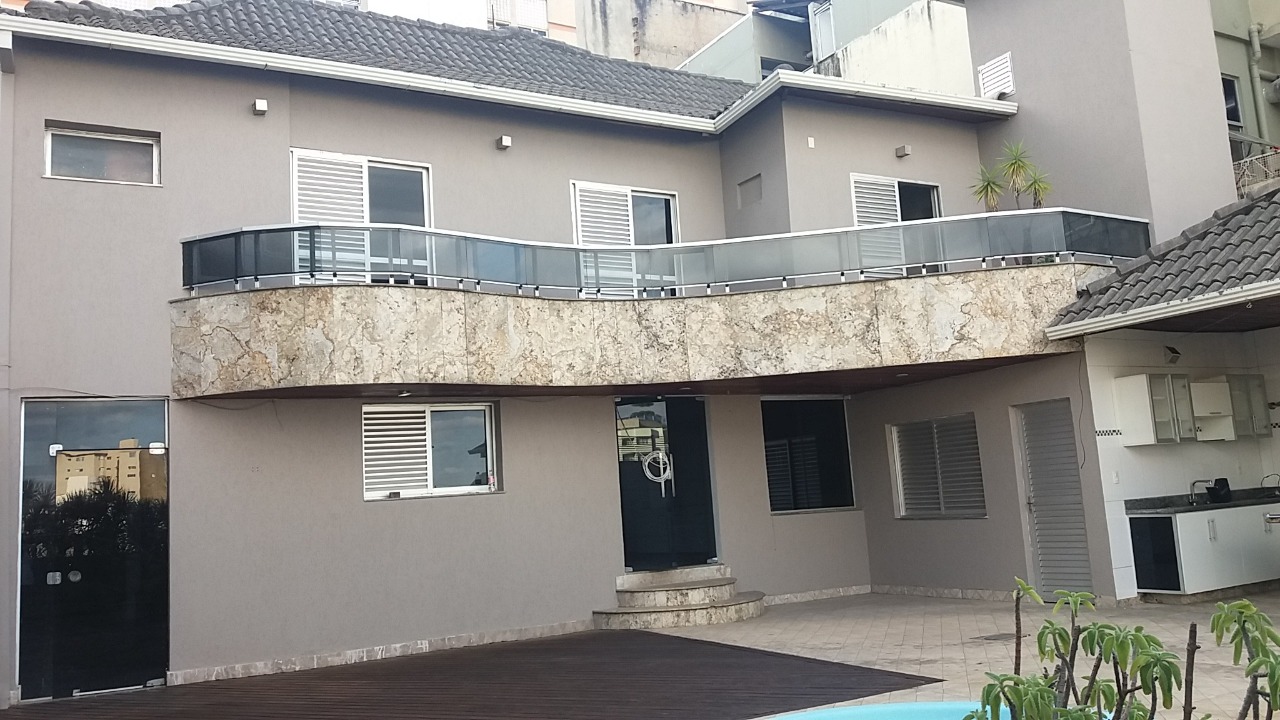 Casa à venda com 4 quartos, 250m² - Foto 1