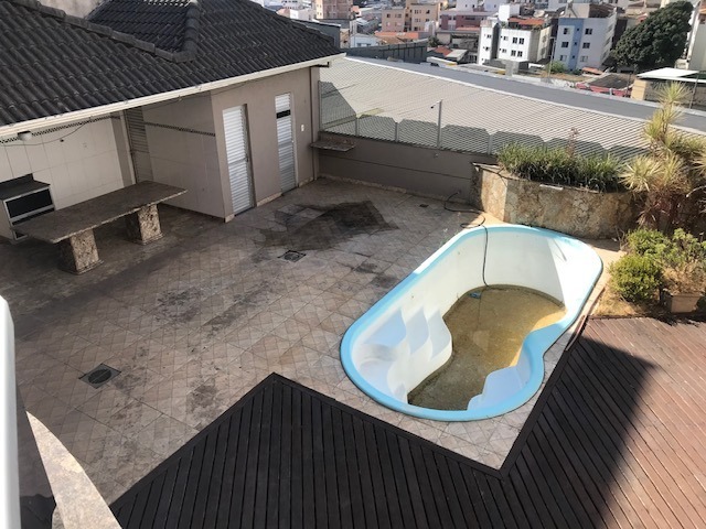 Casa à venda com 4 quartos, 250m² - Foto 2