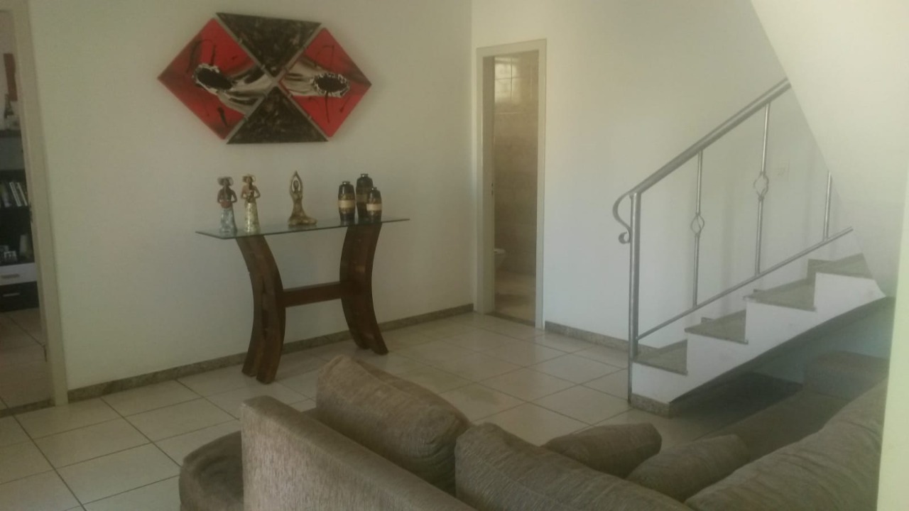 Casa à venda com 3 quartos, 250m² - Foto 1