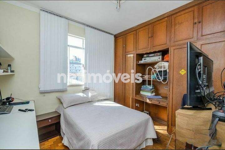 Casa à venda com 6 quartos, 220m² - Foto 1