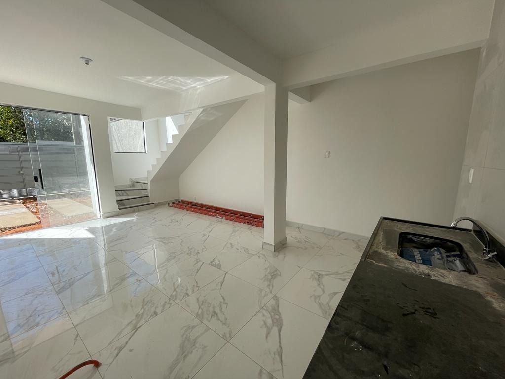 Casa à venda com 3 quartos, 110m² - Foto 4