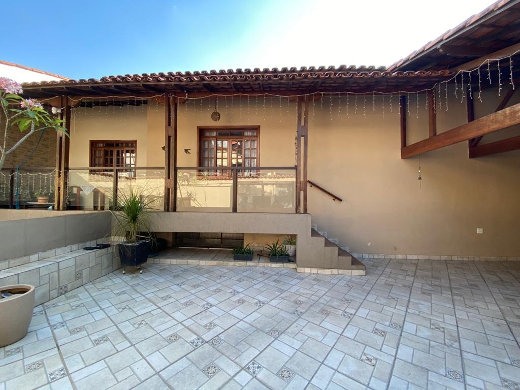 Casa à venda com 5 quartos, 276m² - Foto 2