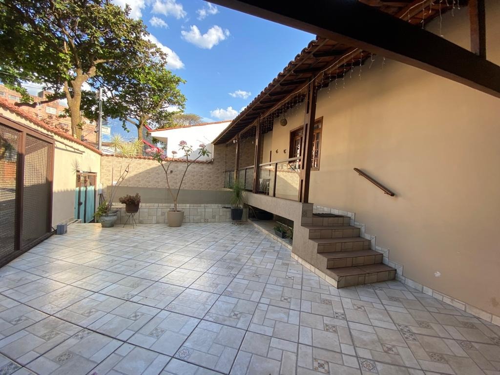 Casa à venda com 5 quartos, 276m² - Foto 1