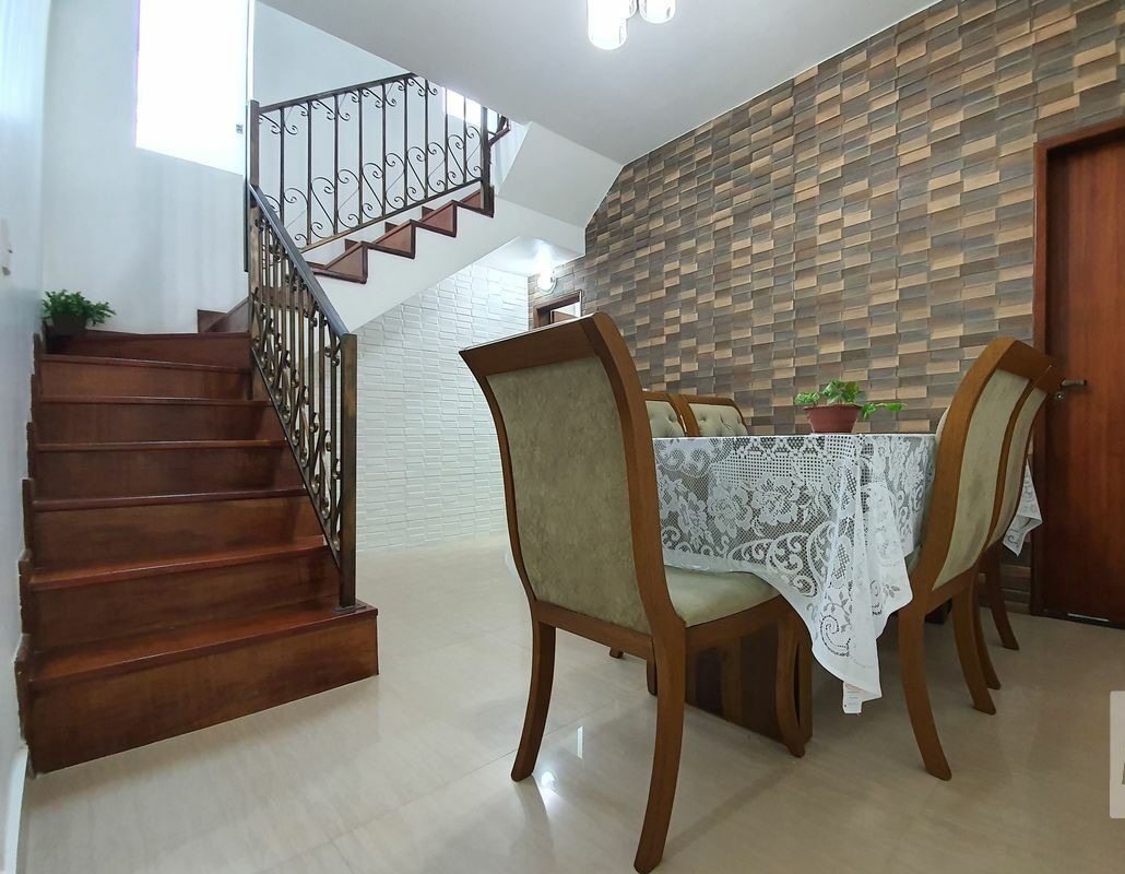 Casa à venda com 3 quartos, 94m² - Foto 1