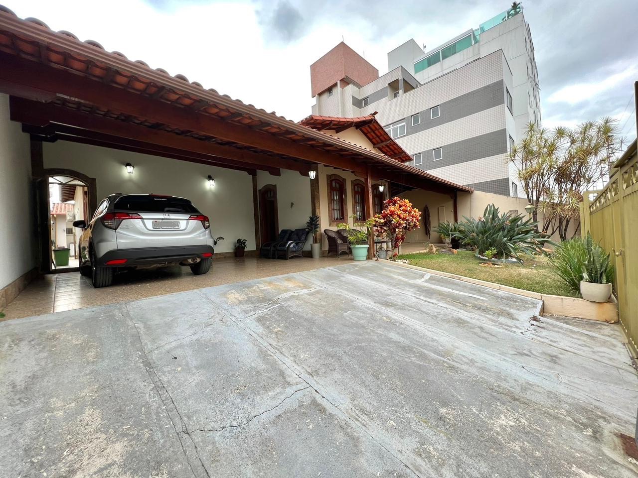 Casa à venda com 4 quartos, 358m² - Foto 1