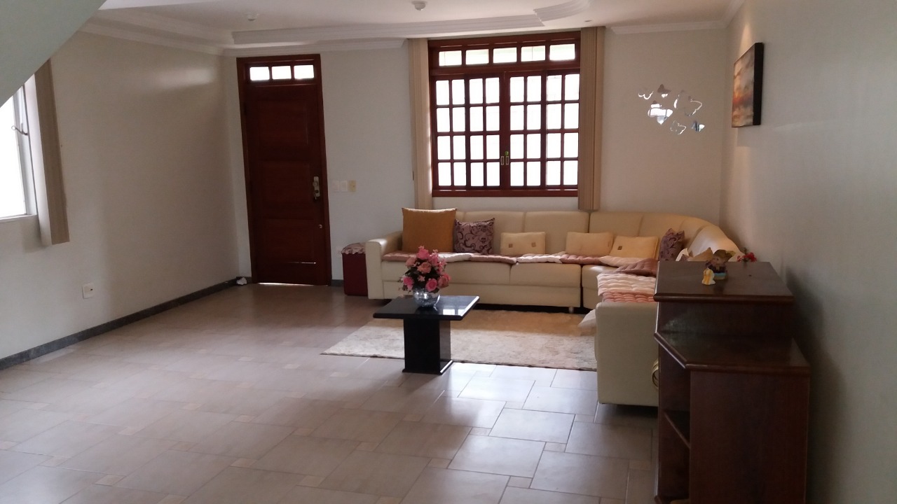 Casa à venda com 4 quartos, 280m² - Foto 1