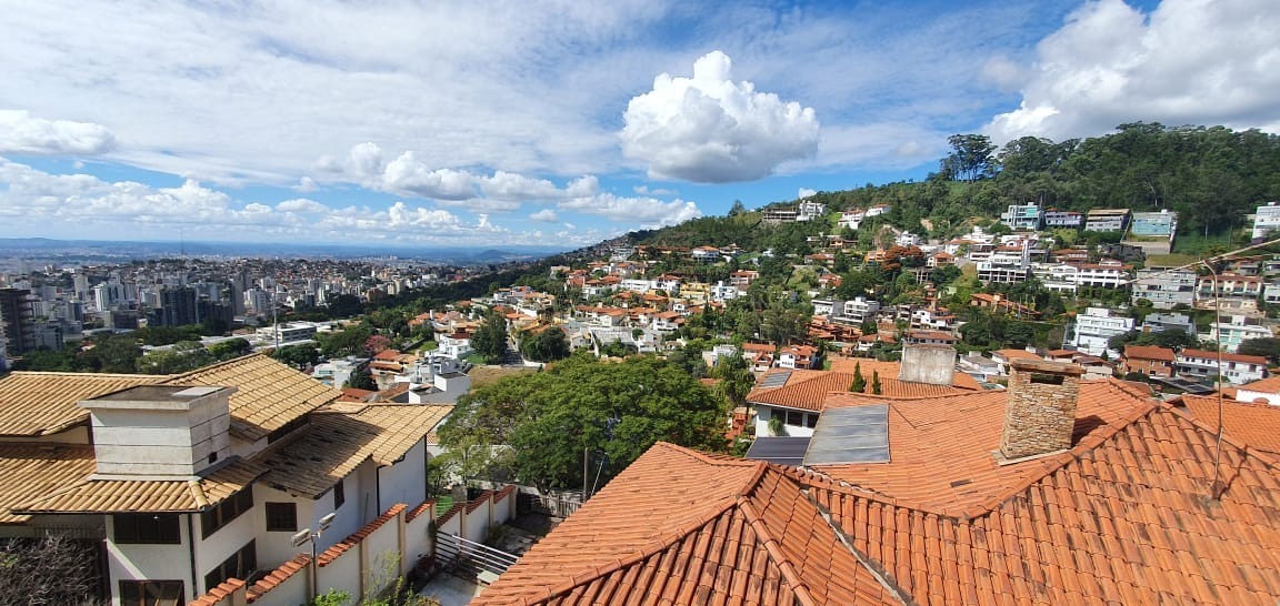 Casa à venda com 4 quartos, 300m² - Foto 1