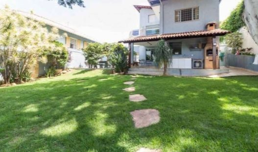 Casa para alugar com 4 quartos, 215m² - Foto 1