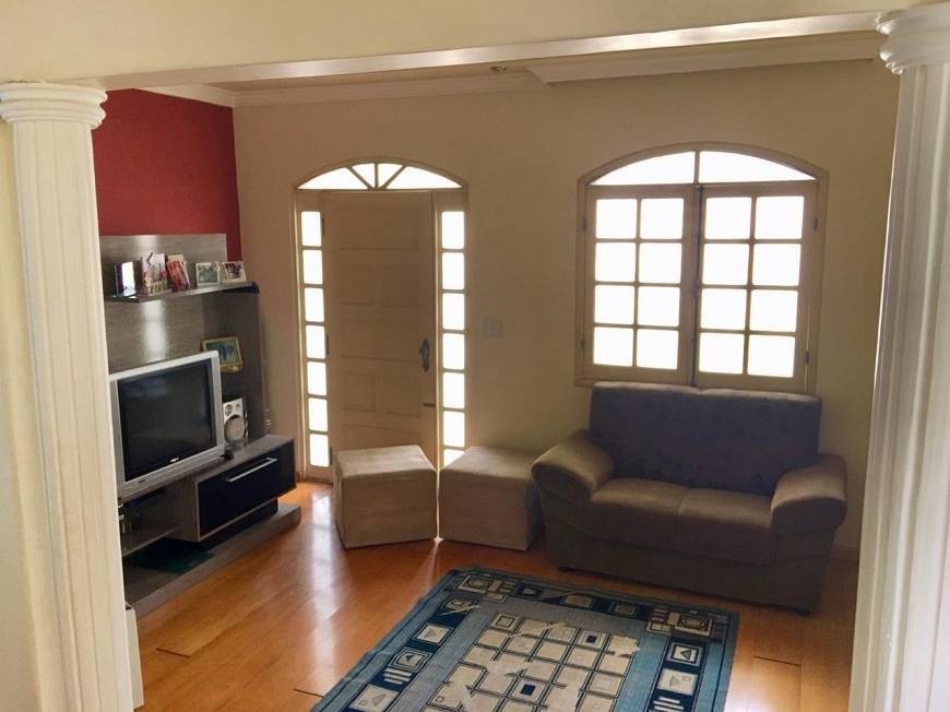 Casa à venda com 4 quartos, 200m² - Foto 1