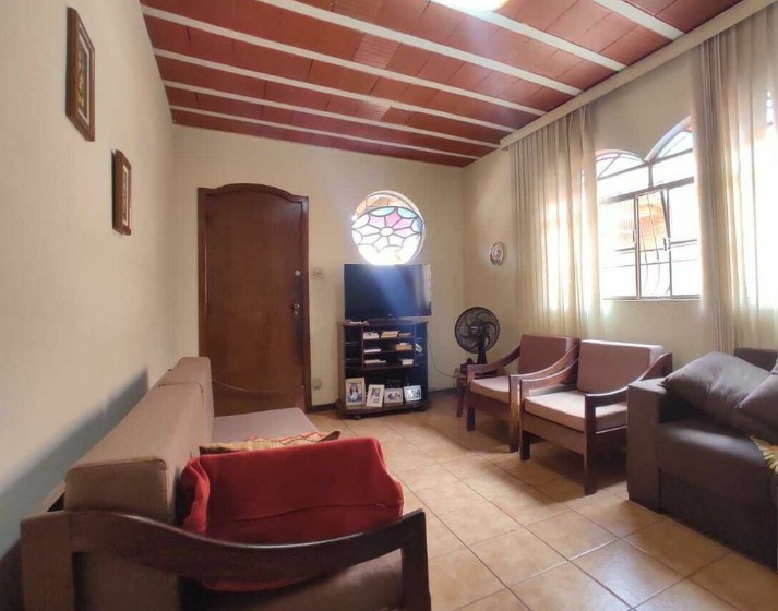 Casa à venda com 3 quartos, 184m² - Foto 1