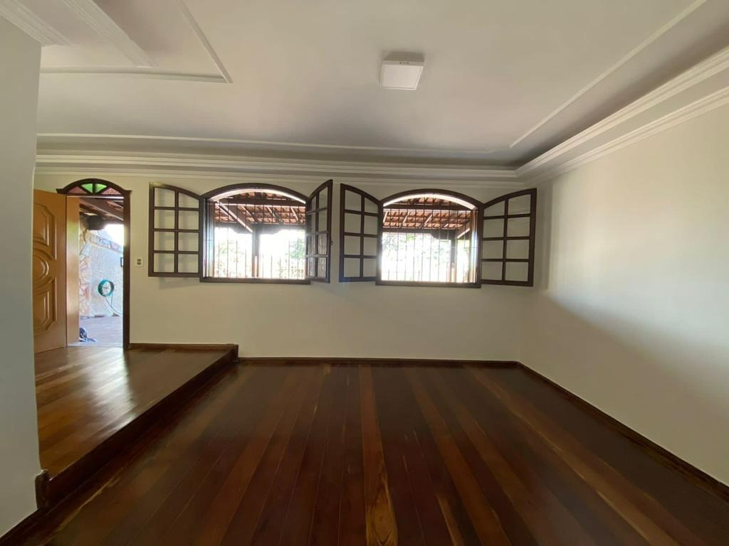 Casa à venda com 5 quartos, 230m² - Foto 8