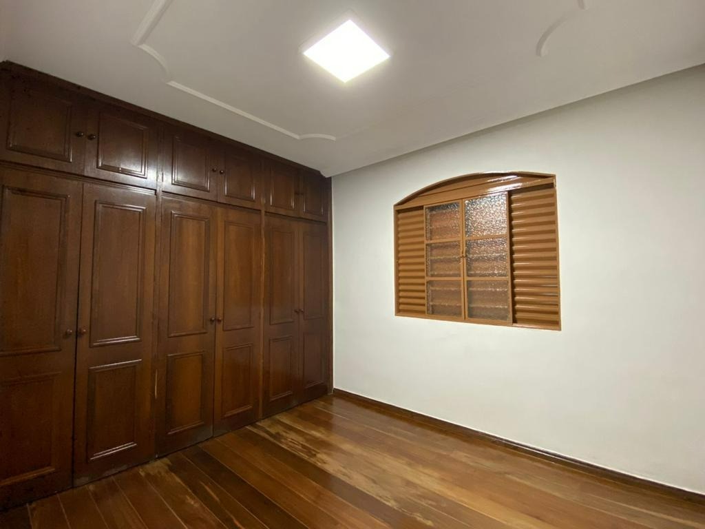 Casa à venda com 5 quartos, 230m² - Foto 10