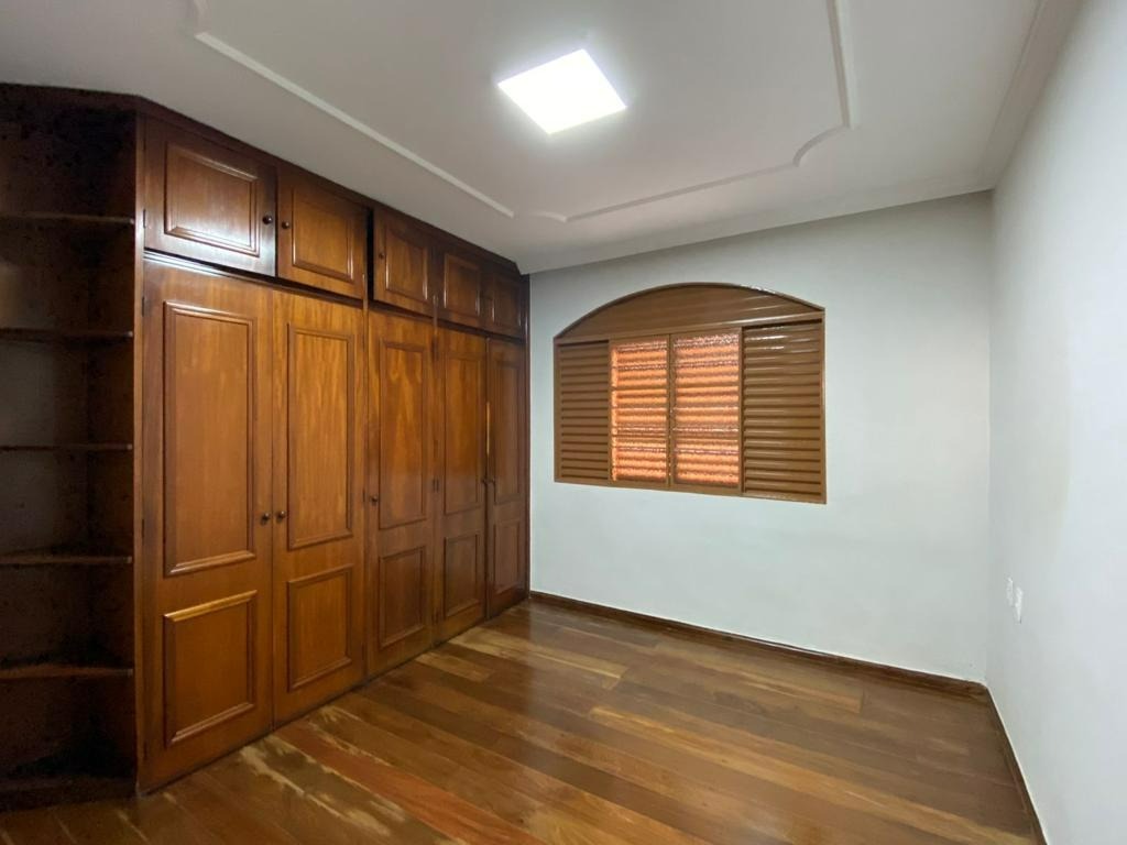 Casa à venda com 5 quartos, 230m² - Foto 11