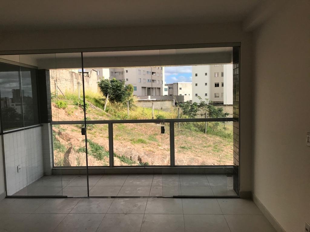 Apartamento à venda com 3 quartos, 90m² - Foto 2