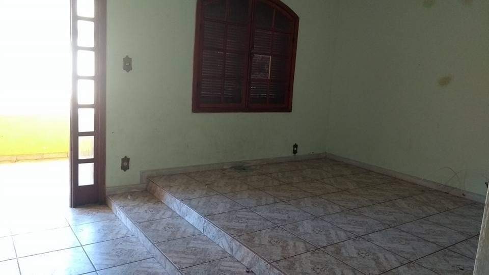 Casa à venda com 5 quartos, 220m² - Foto 2