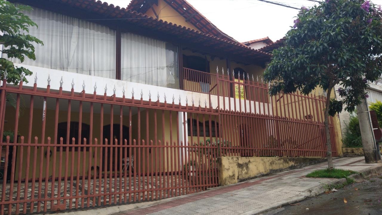 Casa à venda com 3 quartos, 311m² - Foto 1