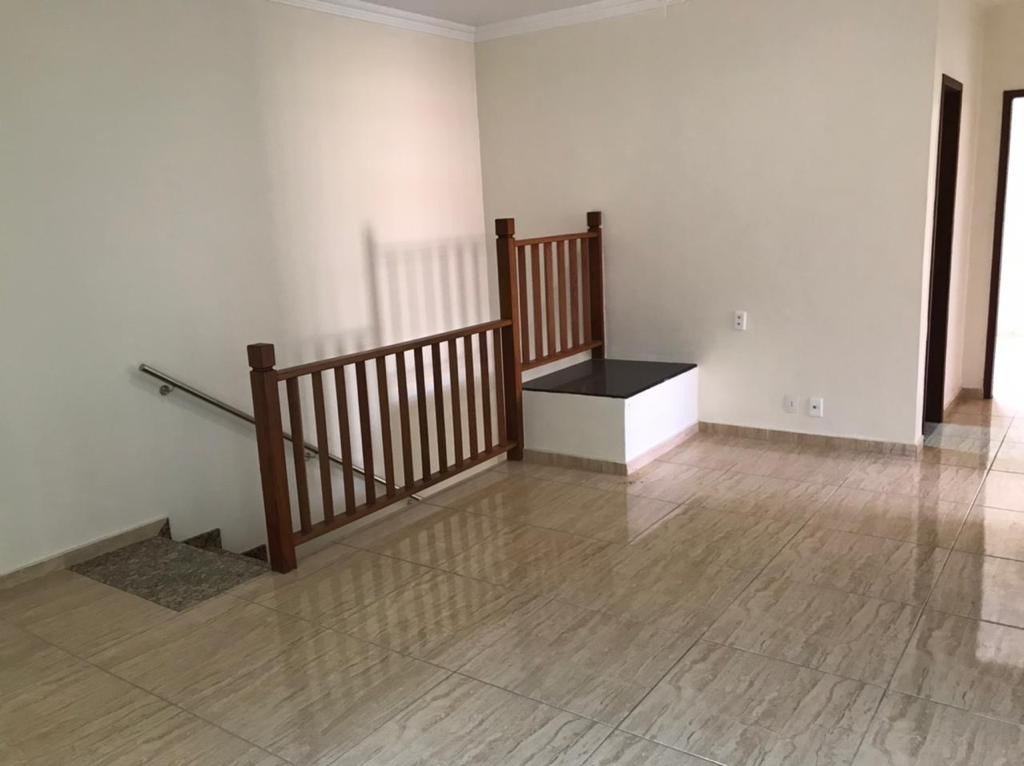 Casa à venda com 4 quartos, 233m² - Foto 1