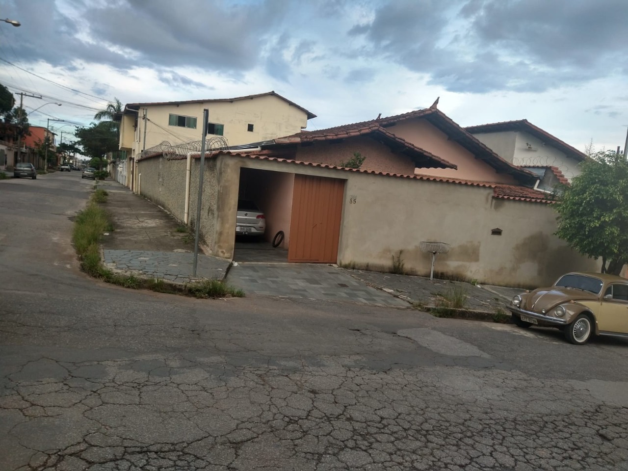 Casa à venda com 4 quartos, 240m² - Foto 1