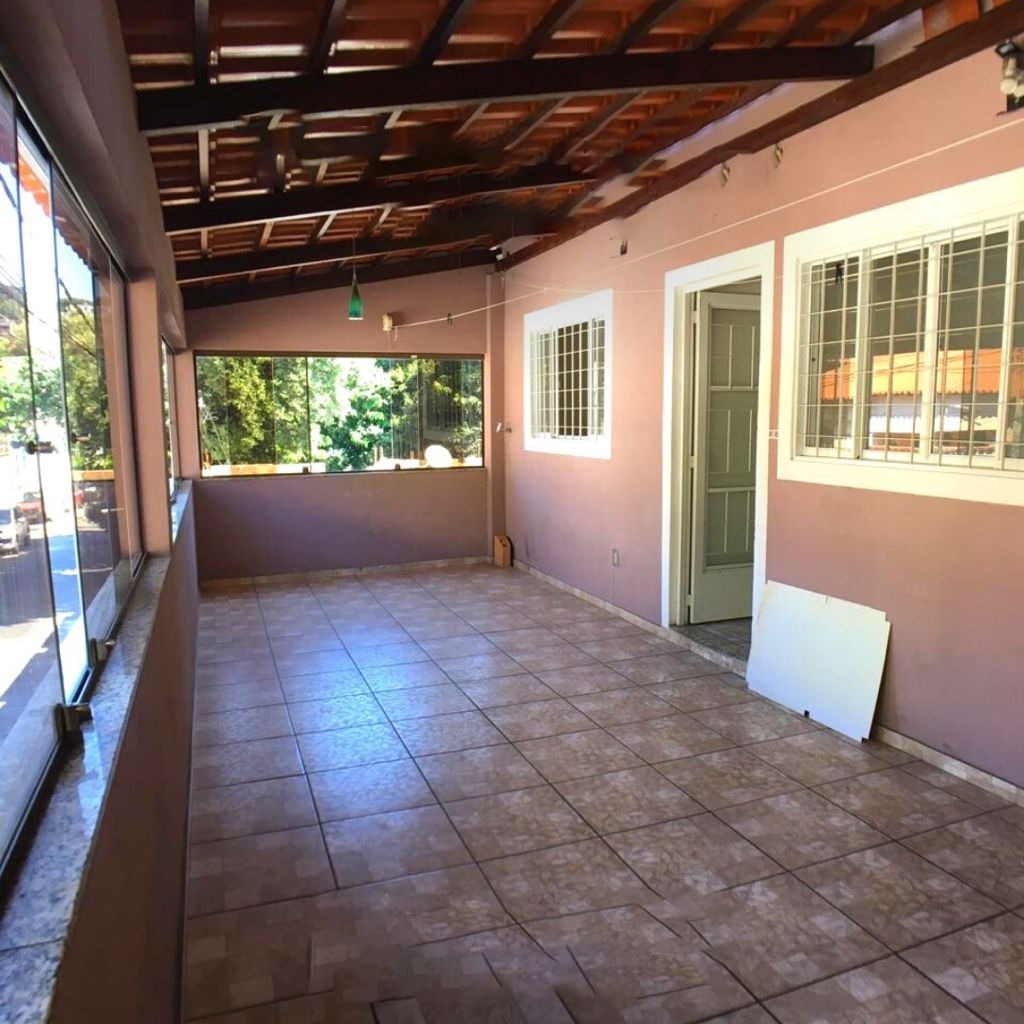 Casa à venda com 7 quartos, 348m² - Foto 1