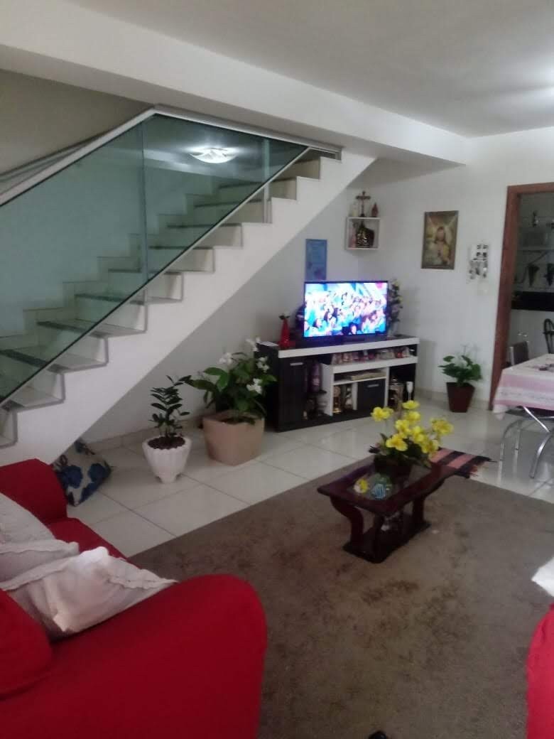 Casa à venda com 3 quartos, 112m² - Foto 1