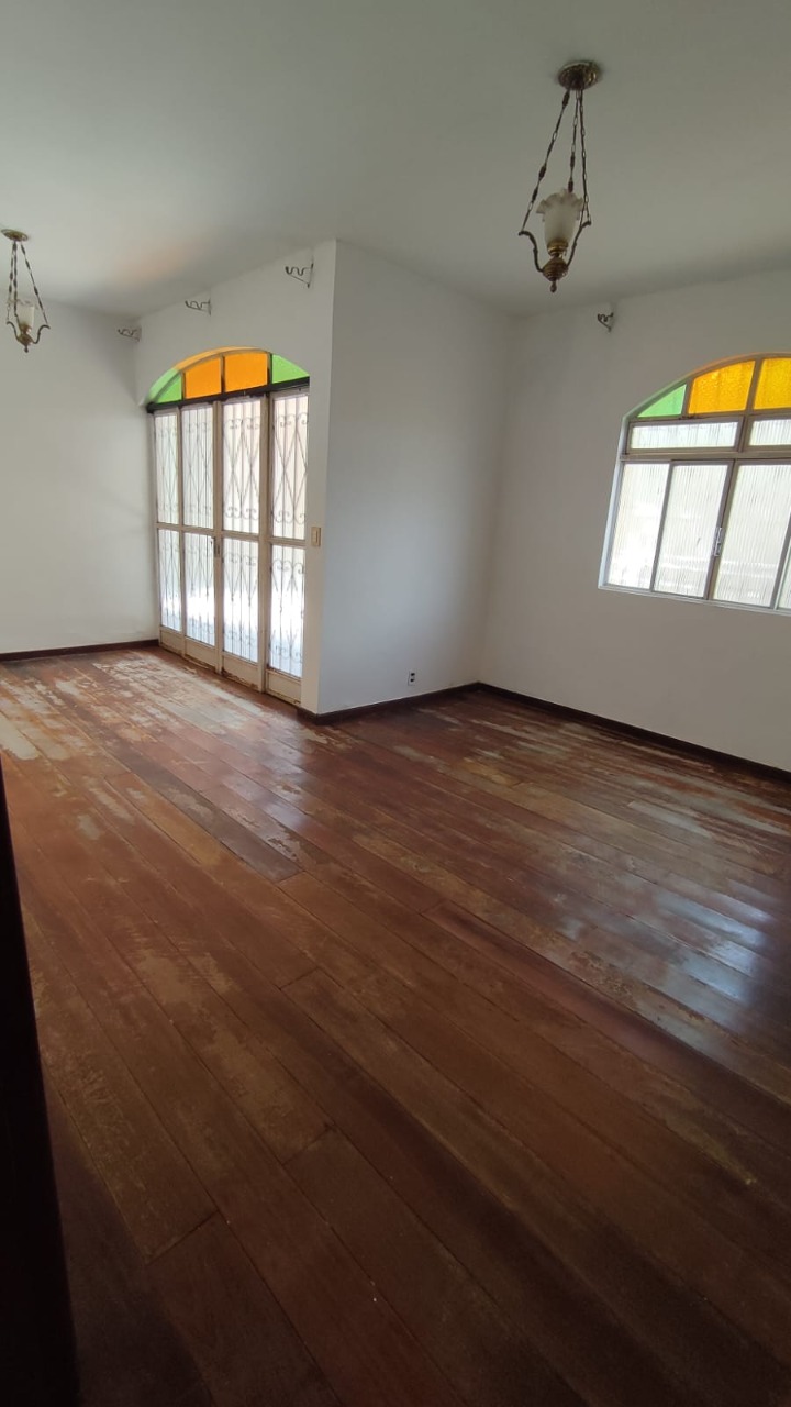 Casa à venda com 3 quartos, 219m² - Foto 2