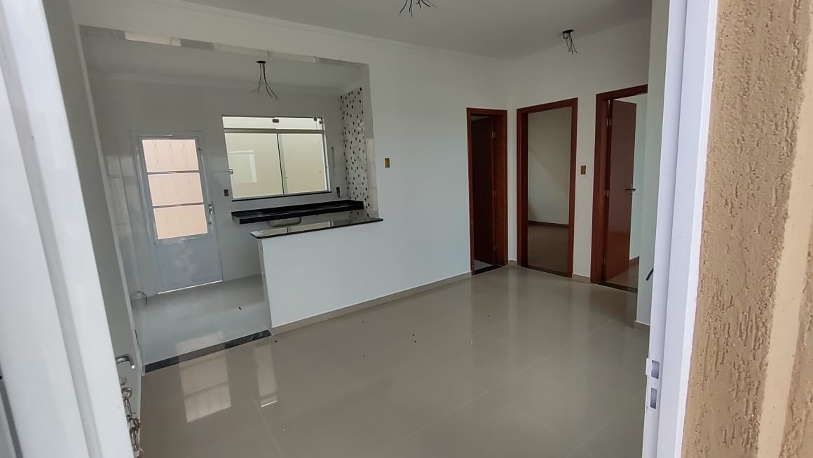 Casa à venda com 2 quartos, 57m² - Foto 1