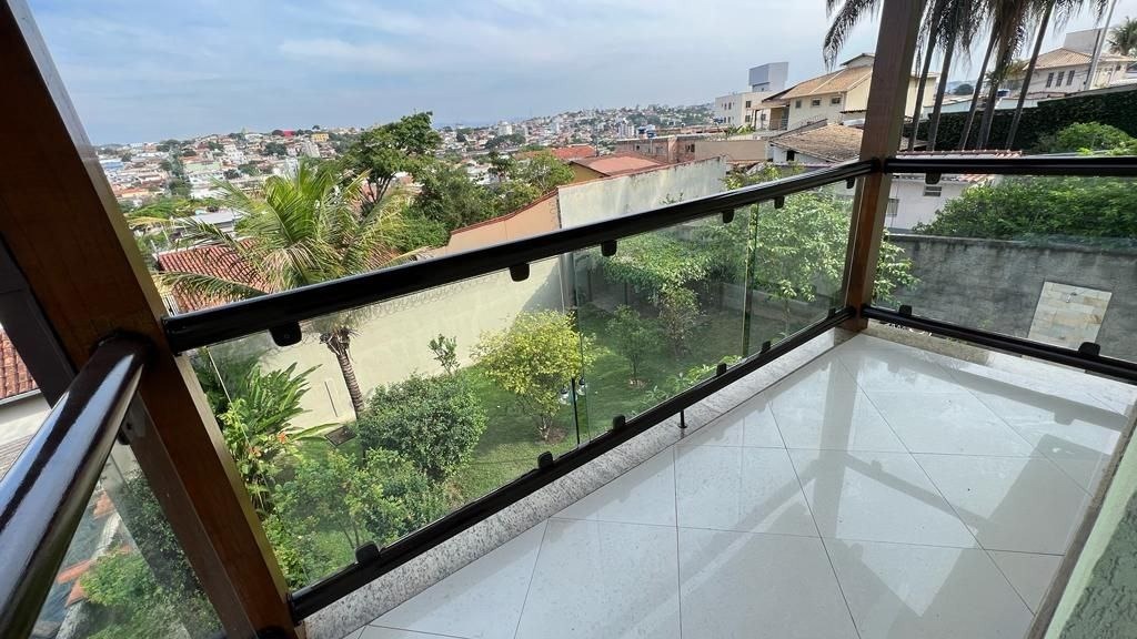 Casa à venda com 3 quartos, 250m² - Foto 1