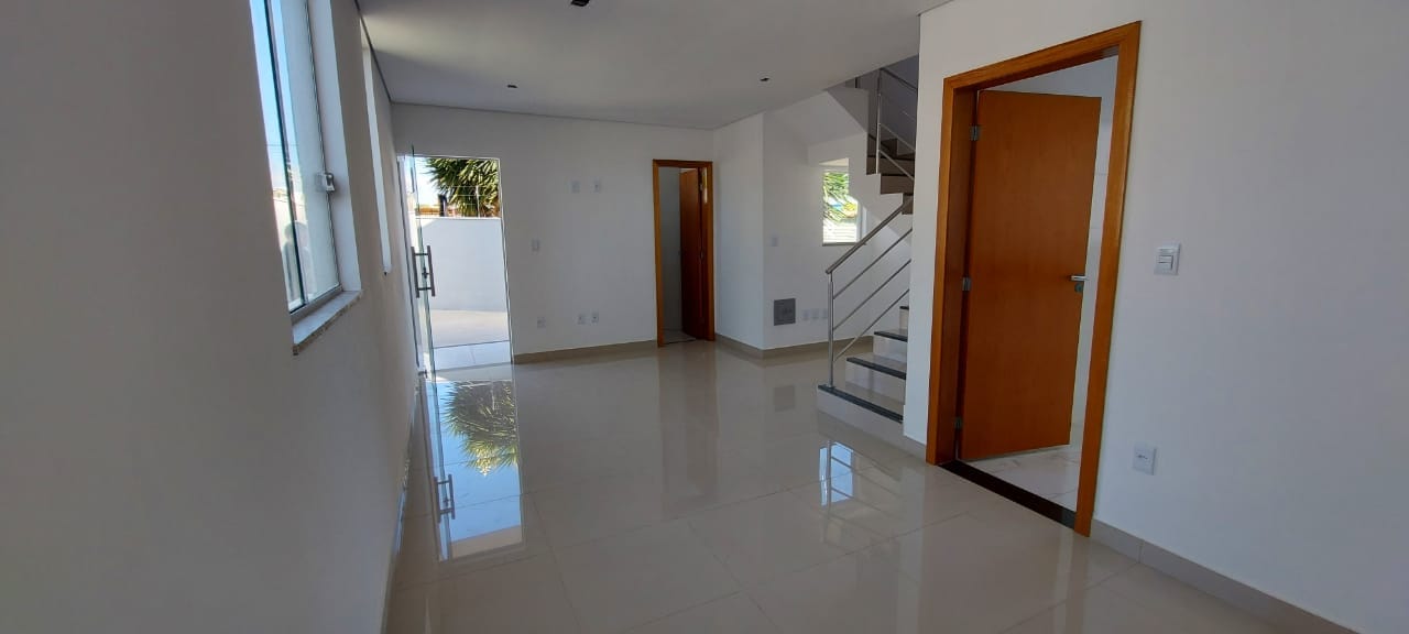 Casa à venda com 3 quartos, 90m² - Foto 1