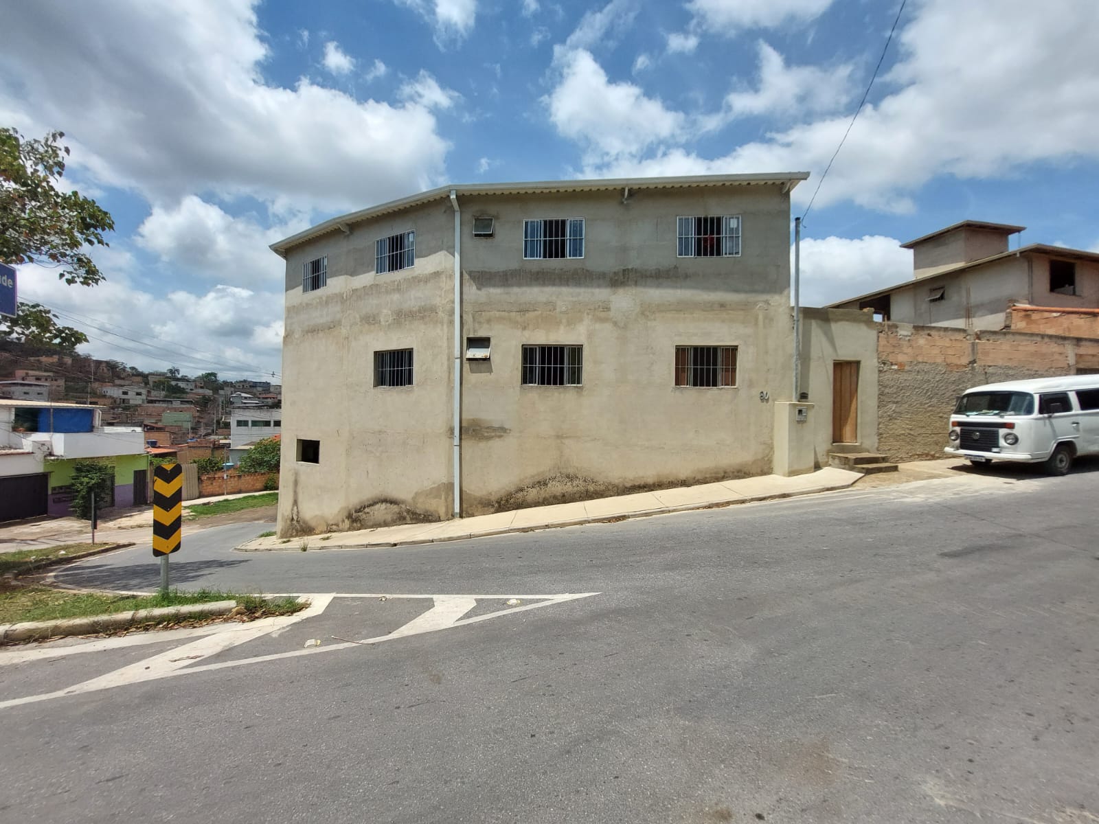 Casa à venda com 3 quartos, 100m² - Foto 1