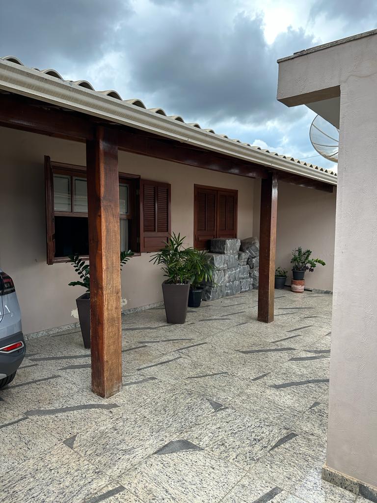 Casa à venda com 3 quartos, 250m² - Foto 2