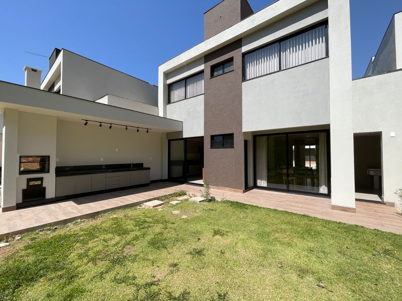 Casa de Condomínio à venda com 3 quartos, 208m² - Foto 1