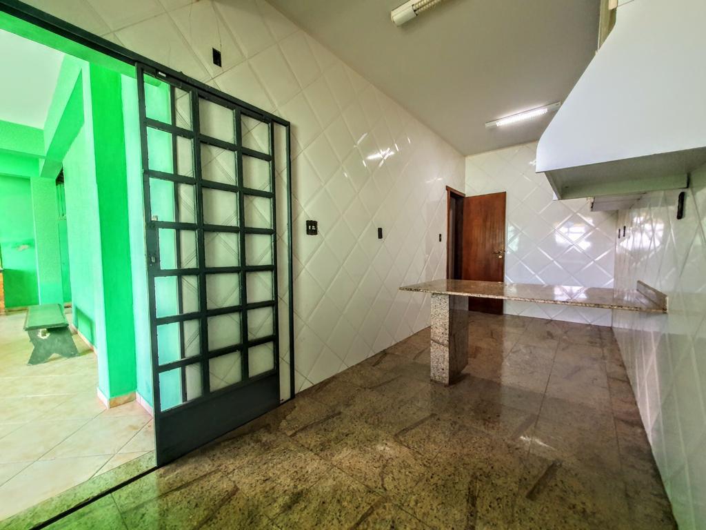 Casa de Condomínio à venda com 4 quartos, 250m² - Foto 1