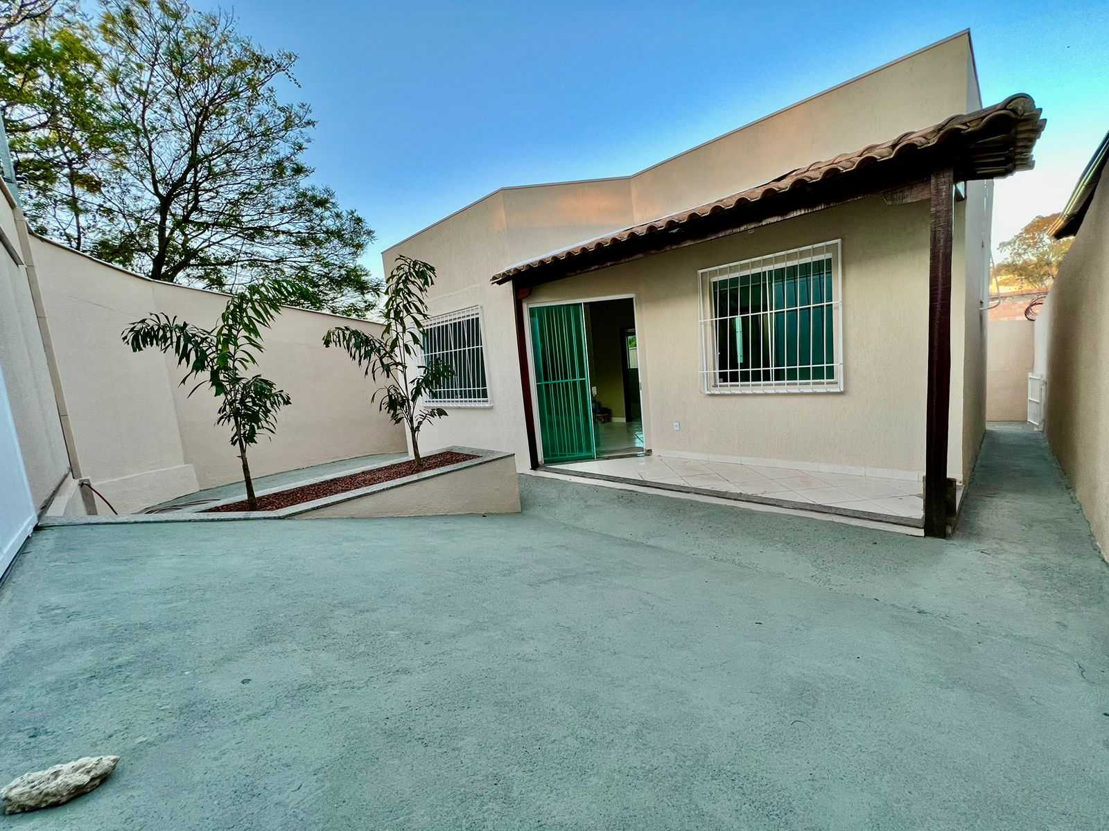 Casa à venda com 3 quartos, 77m² - Foto 1