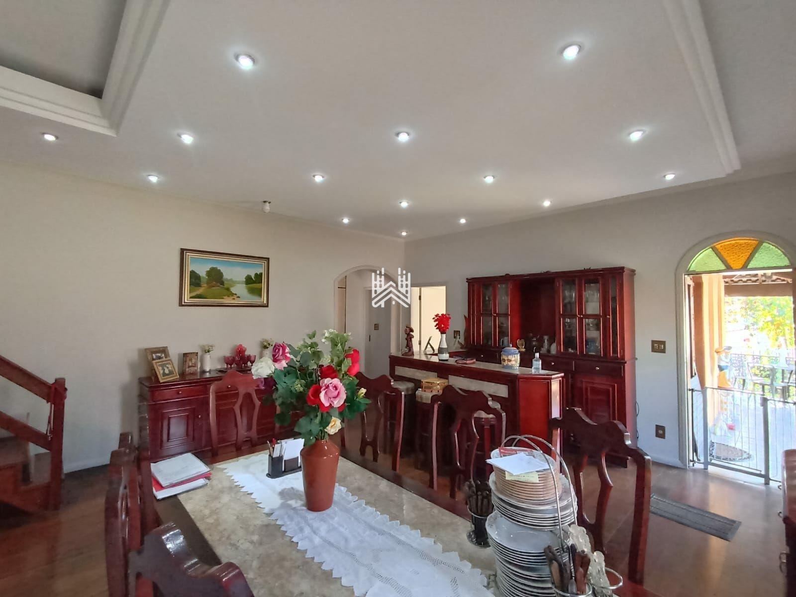 Casa à venda com 3 quartos, 360m² - Foto 1