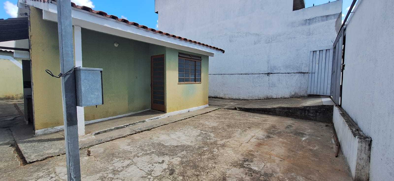 Casa à venda com 2 quartos, 200m² - Foto 2