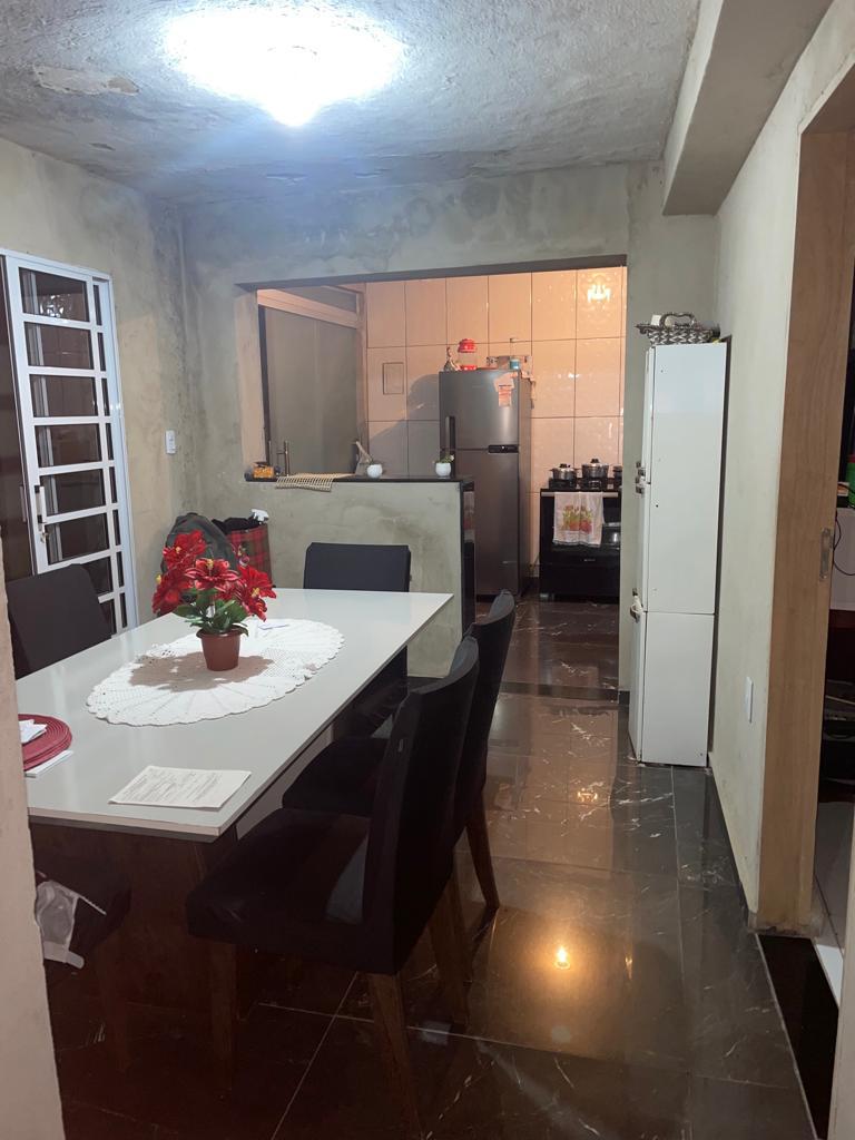 Casa à venda com 2 quartos, 100m² - Foto 1