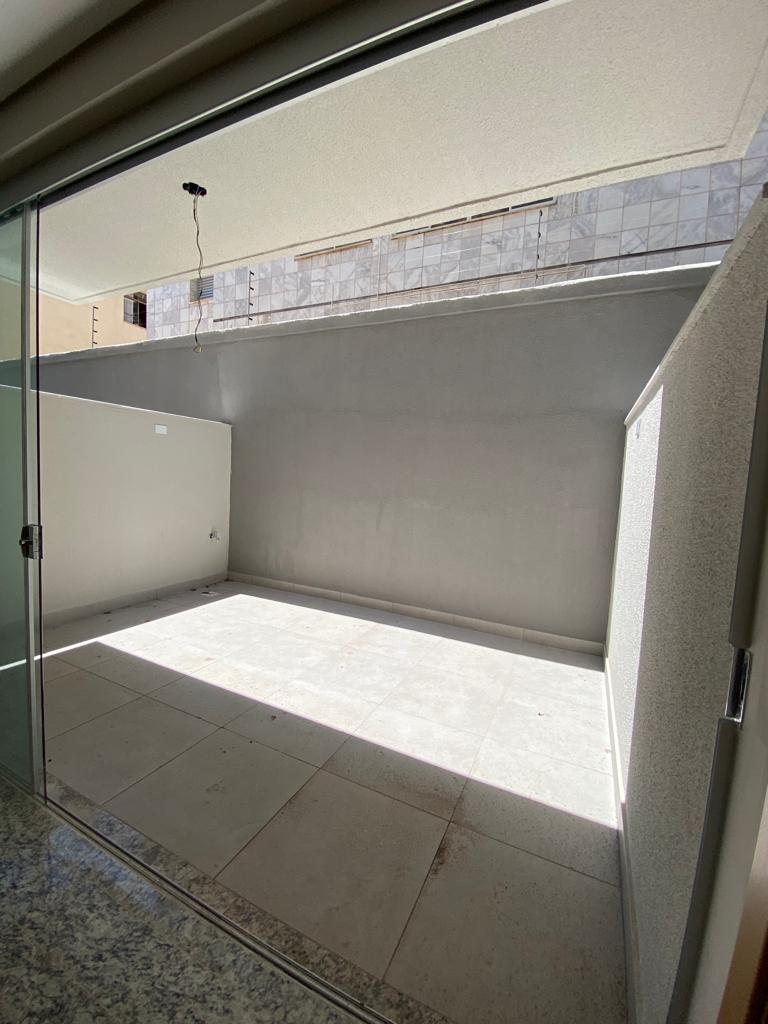 Apartamento à venda com 2 quartos, 66m² - Foto 2