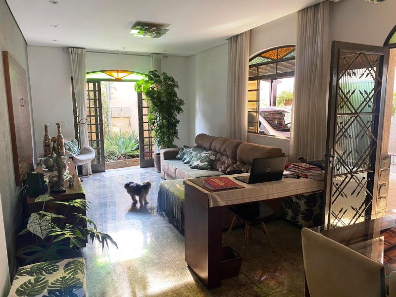 Casa à venda com 3 quartos, 300m² - Foto 1