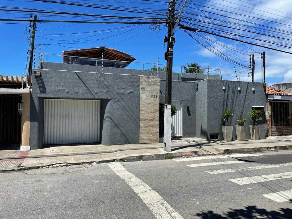 Casa à venda com 5 quartos, 250m² - Foto 1