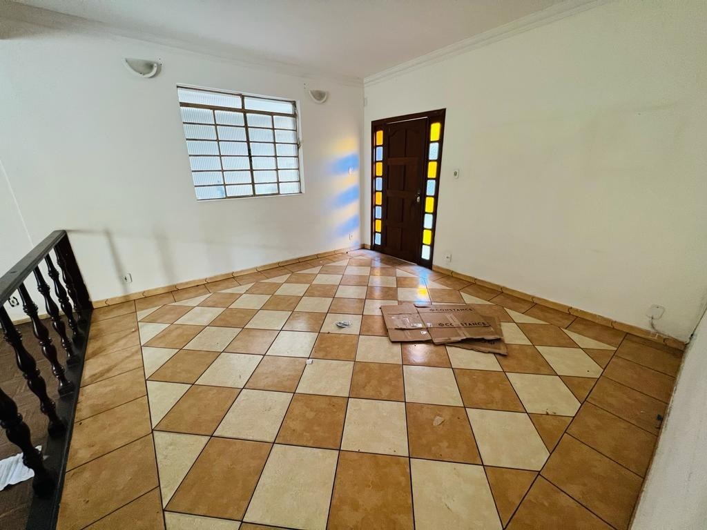 Casa à venda com 3 quartos, 360m² - Foto 1