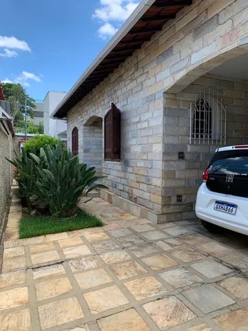 Casa à venda com 4 quartos, 355m² - Foto 1