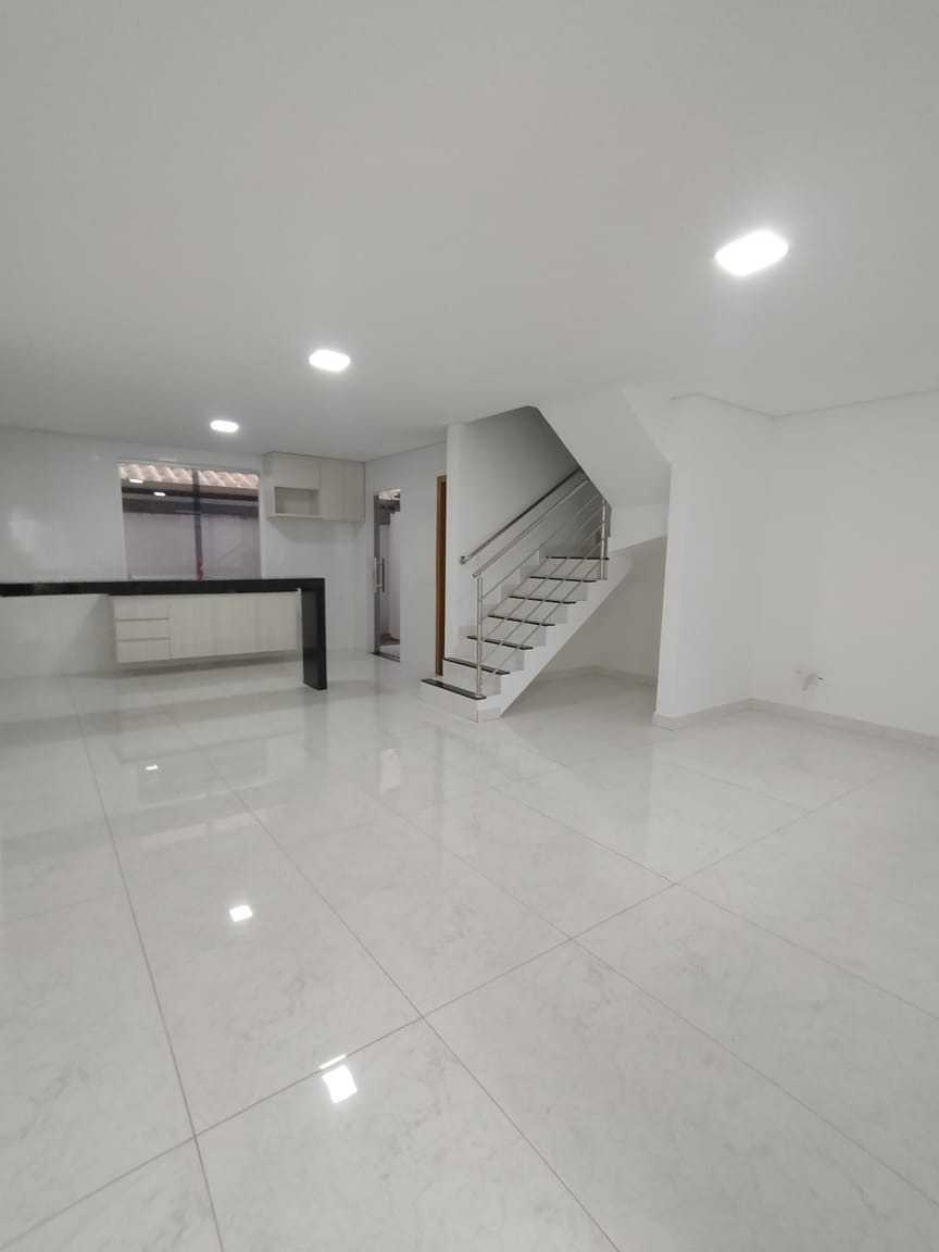 Casa à venda com 3 quartos, 100m² - Foto 1