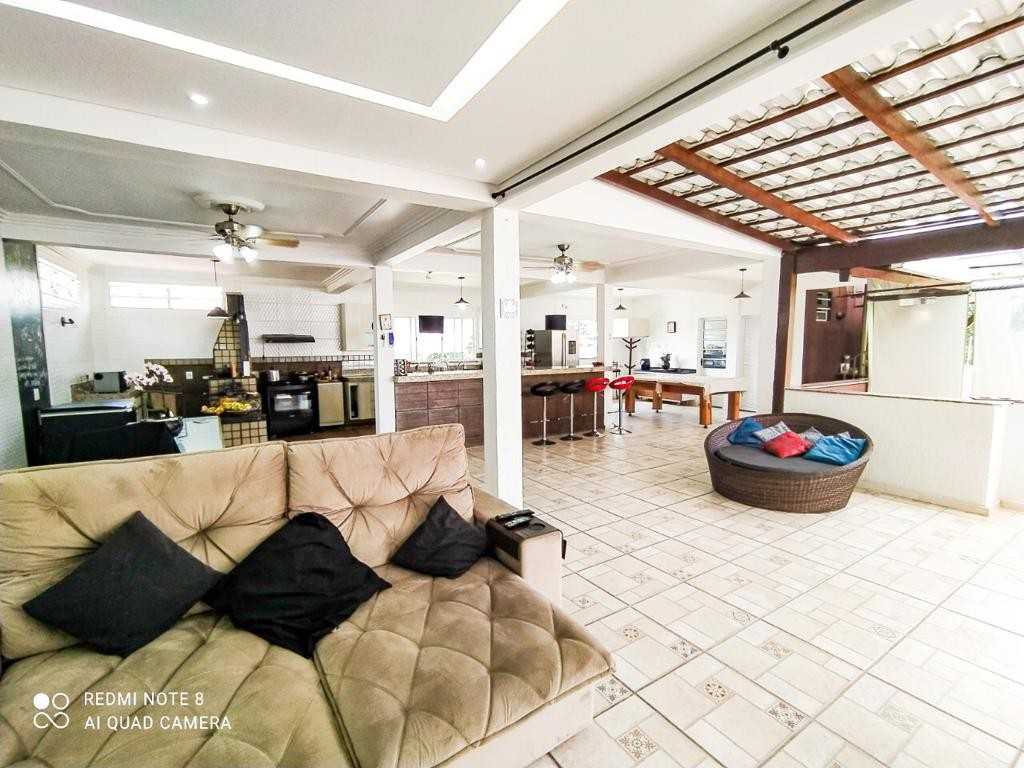 Casa à venda com 4 quartos, 318m² - Foto 1